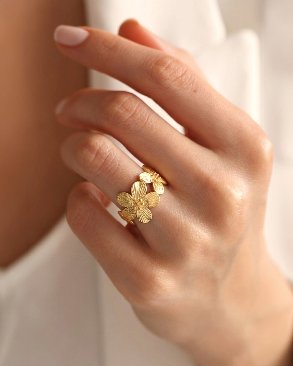 18K gold-plated flower ring worn on hand, delicate floral statement ring for women, minimalist gold jewelry
