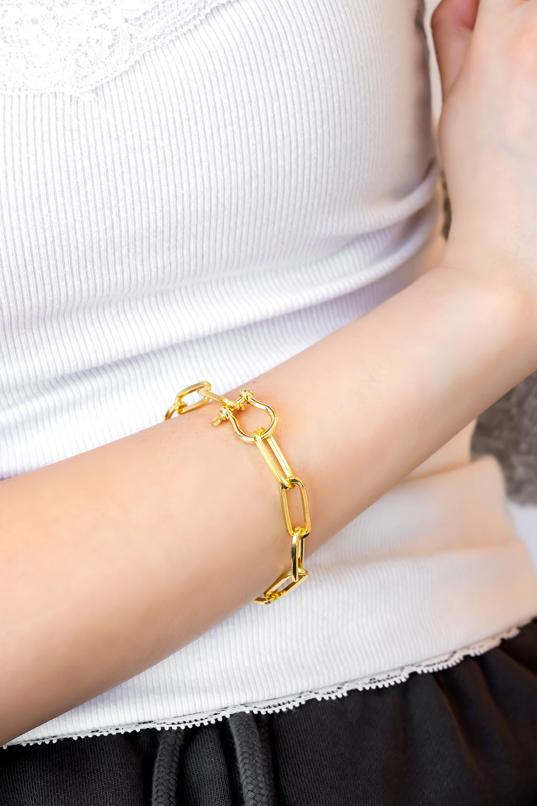 Gold chain bracelet with elongated links and statement clasp – Jadejuri