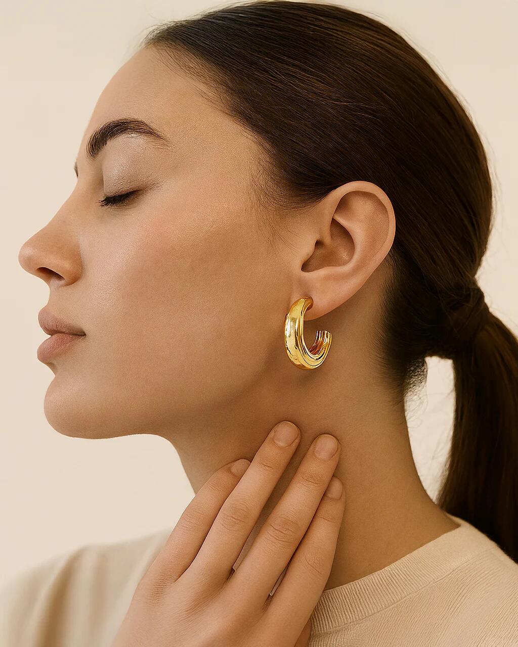 18K gold-plated ripple curve hoop earrings worn by model minimalist jewelry style