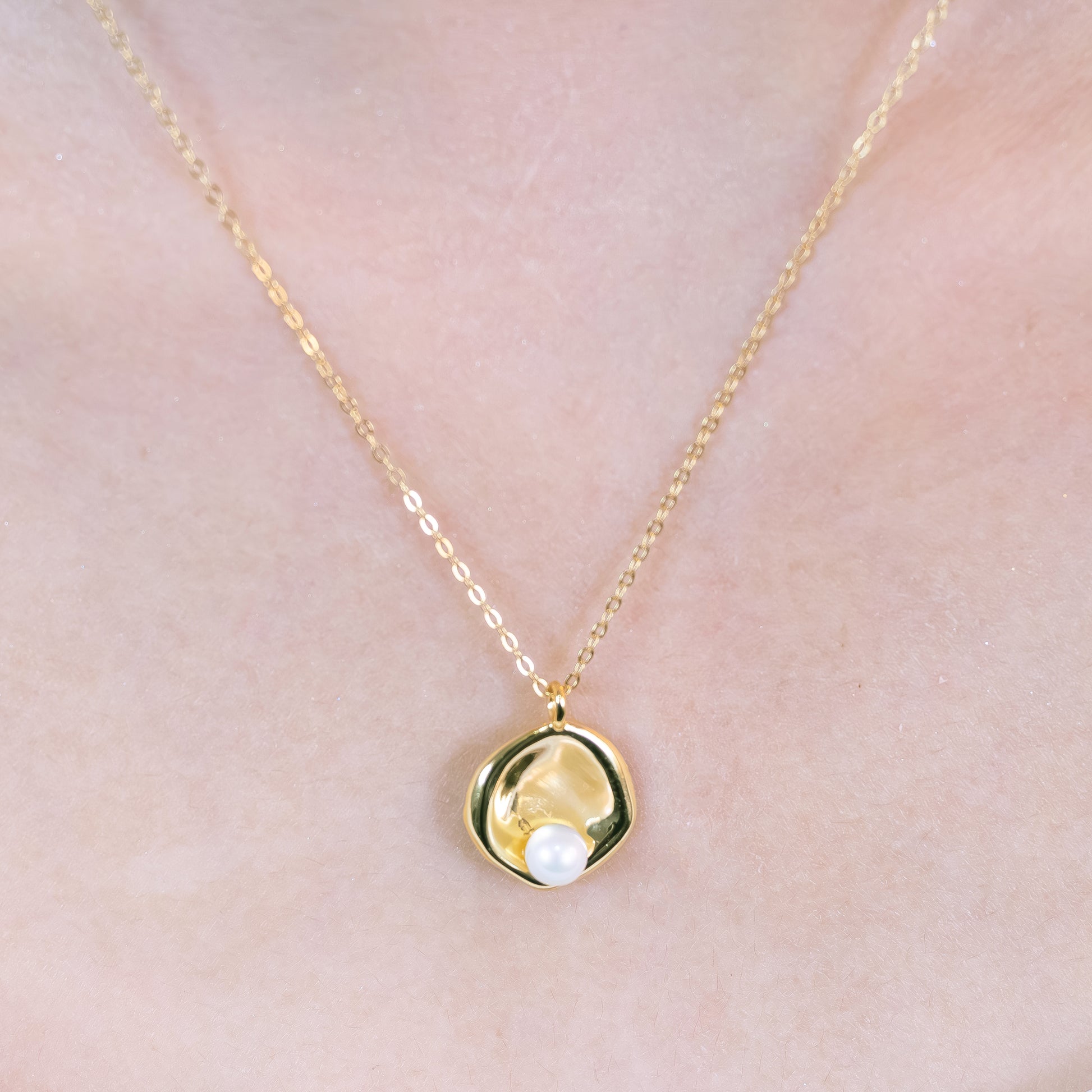 Shell_Pearl_Silver_Pendant_Necklace_Model_CloseUp_GoldPlated