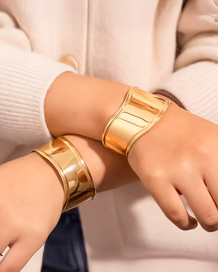 Wide gold cuff bracelet with sculptural design and glossy finish – Jadejuri