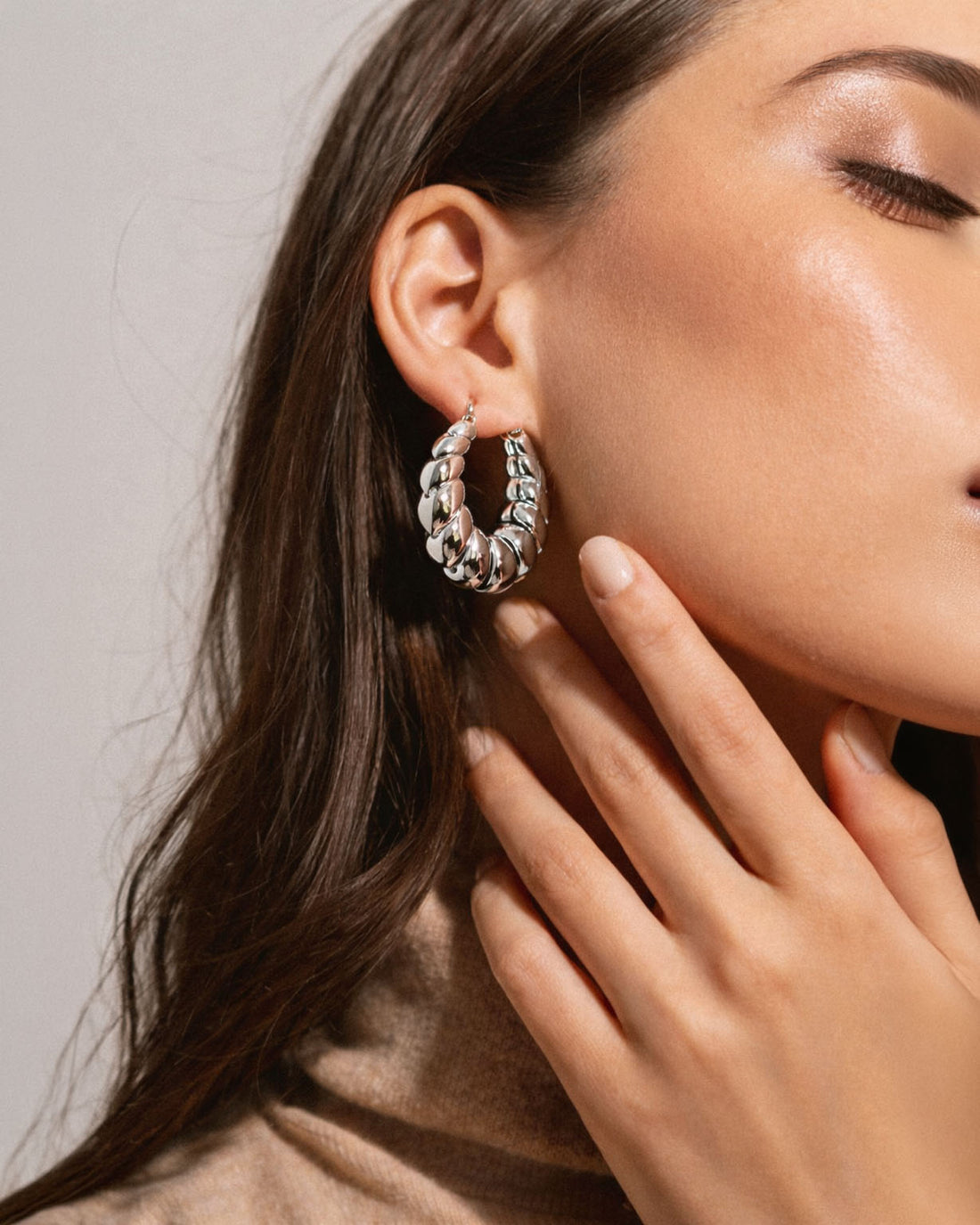 Chunky Spiral Hoops in polished silver with twisted sculptural design – Jadejuri