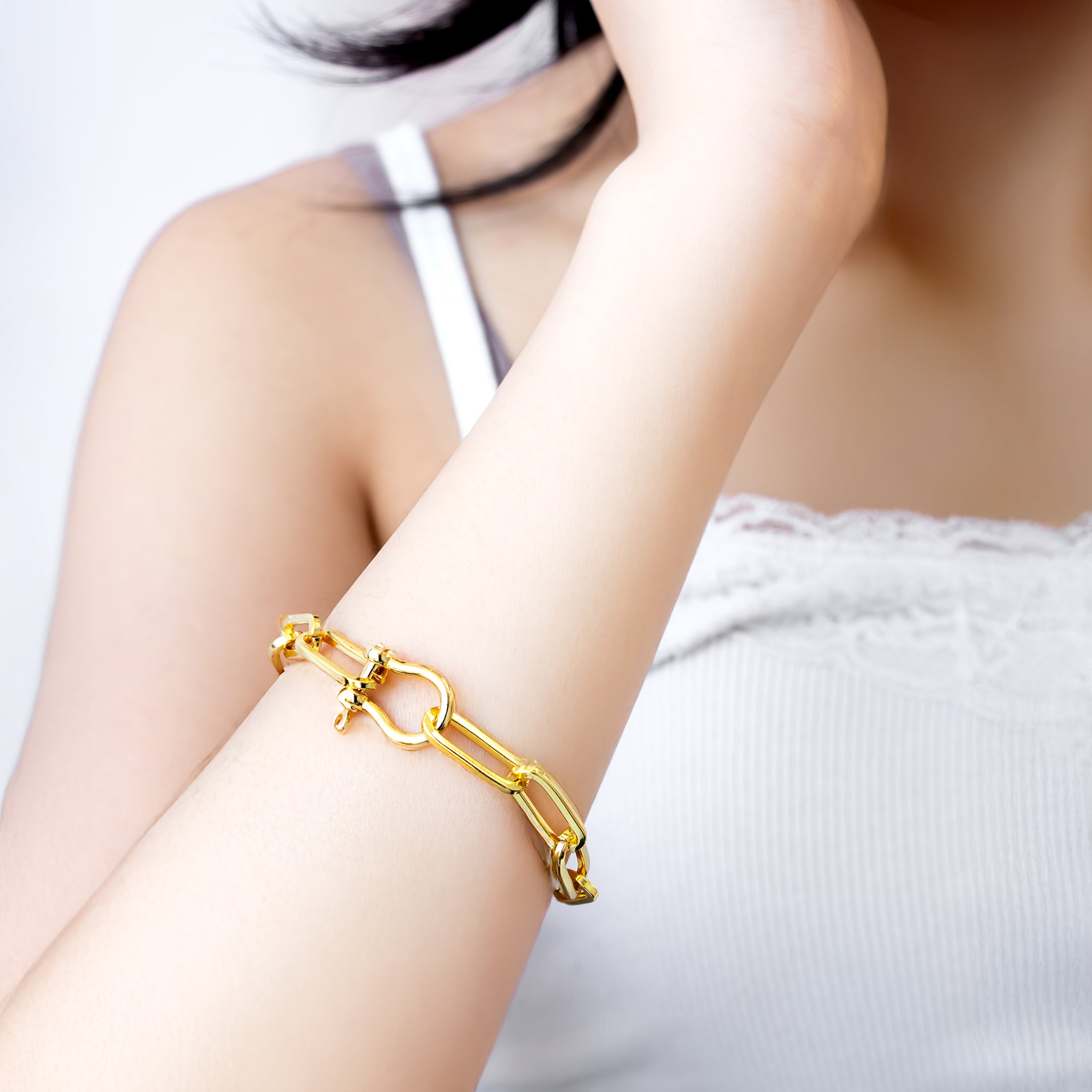 Gold chain bracelet with elongated links and statement clasp – Jadejuri