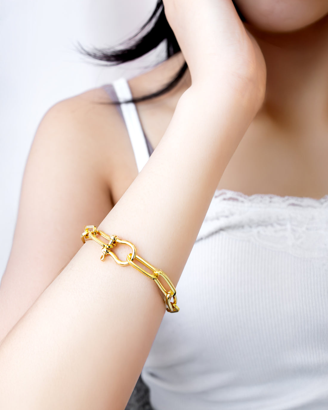 Gold chain bracelet with elongated links and statement clasp – Jadejuri