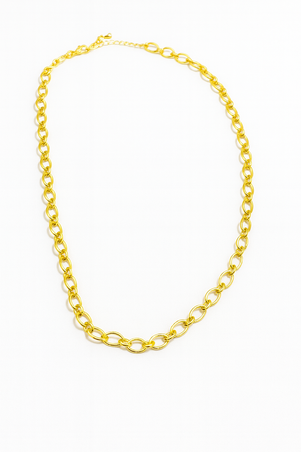 Classic round chain necklace in 18k gold plated brass – versatile and elegant.